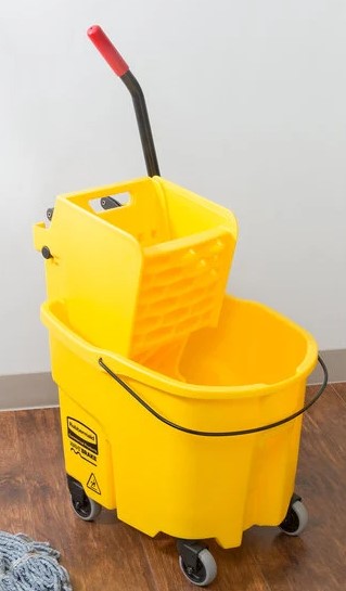 RUBBERMIAD WAVEBRAKE 35 QT YELLOW MOP BUCKET W/ SIDE PRESS WRIN